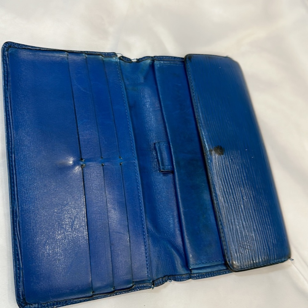Louis Vuitton was blue Epi wallet fixer upper as is now it’s black,I repainted - Picture 15 of 16